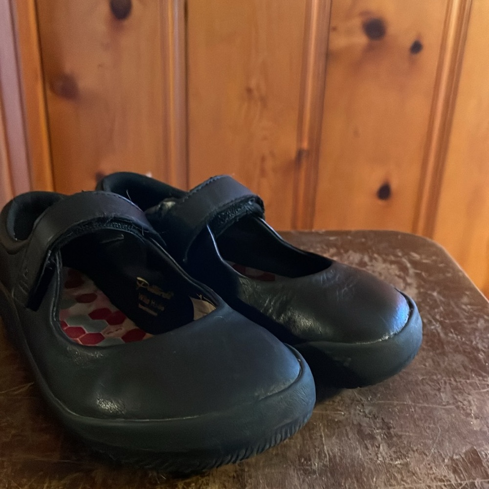 Vivo barefoot Girl’s Wyn classic barefoot black shoe